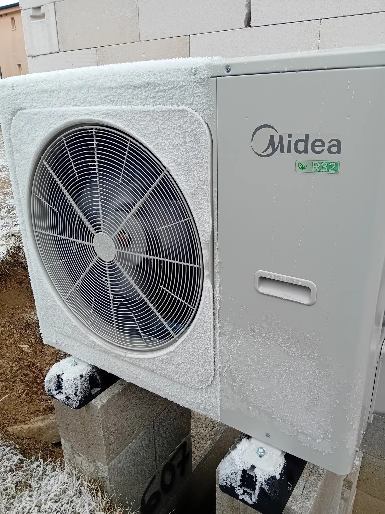 Vykurovanie pre dom s tromi bytovími jednotkami , vykurujeme tepelným čerpadlom Midea Split 8 kw