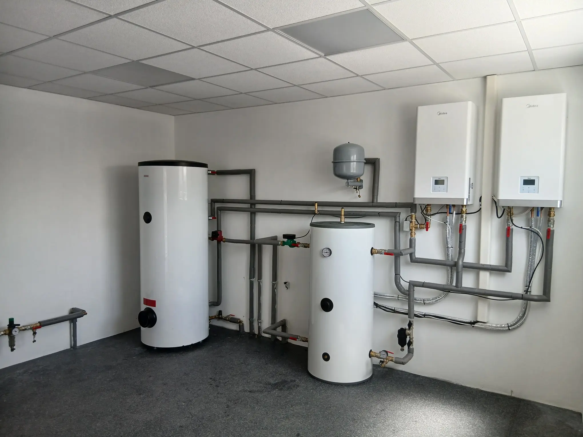 Realizácia kotolne pre amdinistratívnu budovu výroby  2 x tepelné čerpadlo Midea 16 kw do kaskády + 500 l oherv TUV