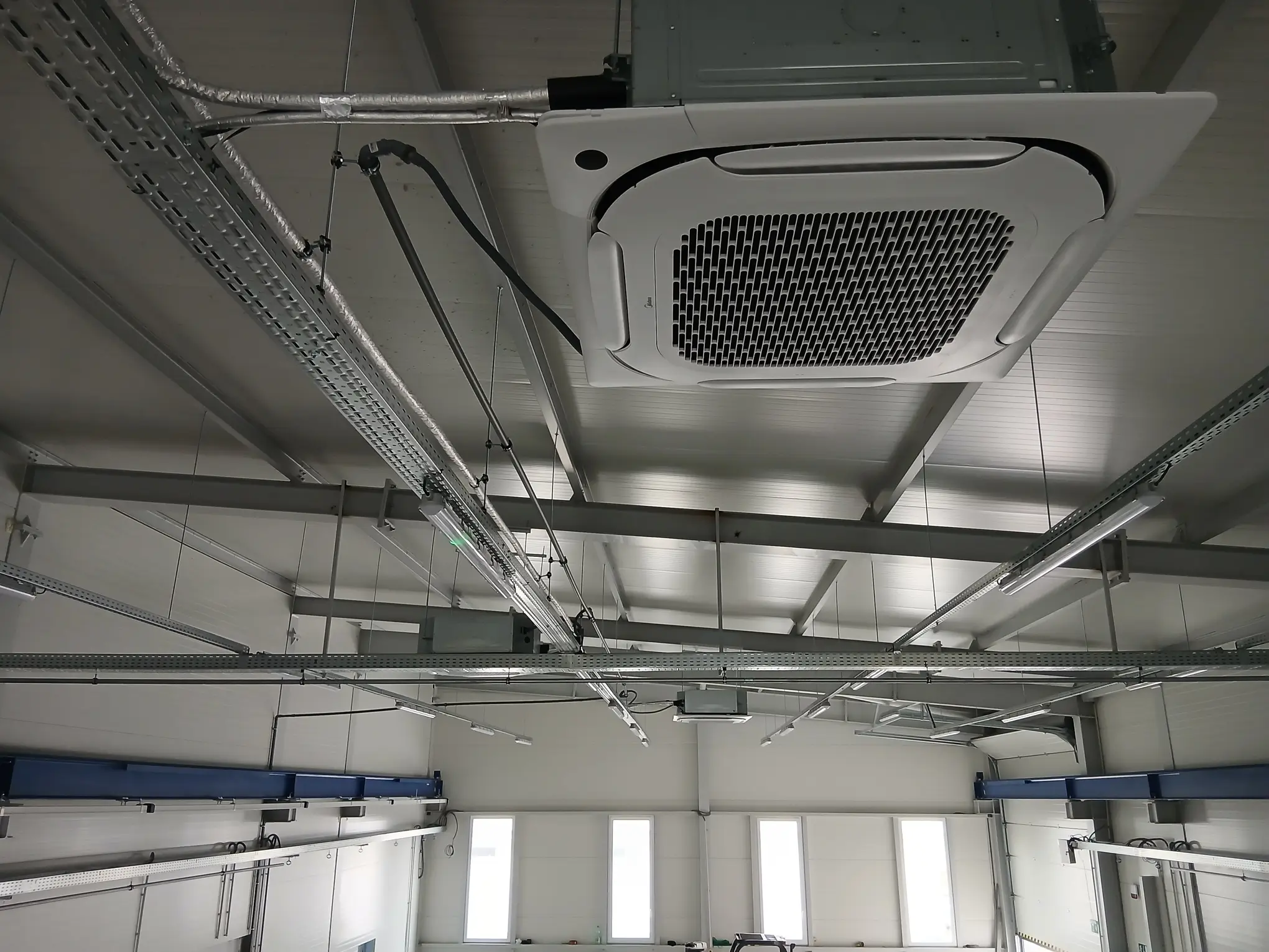 Vykurovanie a chladenie Haly VRF tepelným čerpadlom Midea 85 kW , 7 x vnútorná 16 kw stropná jednotka ktorá cez leto vychladí a cez zimu vykúri