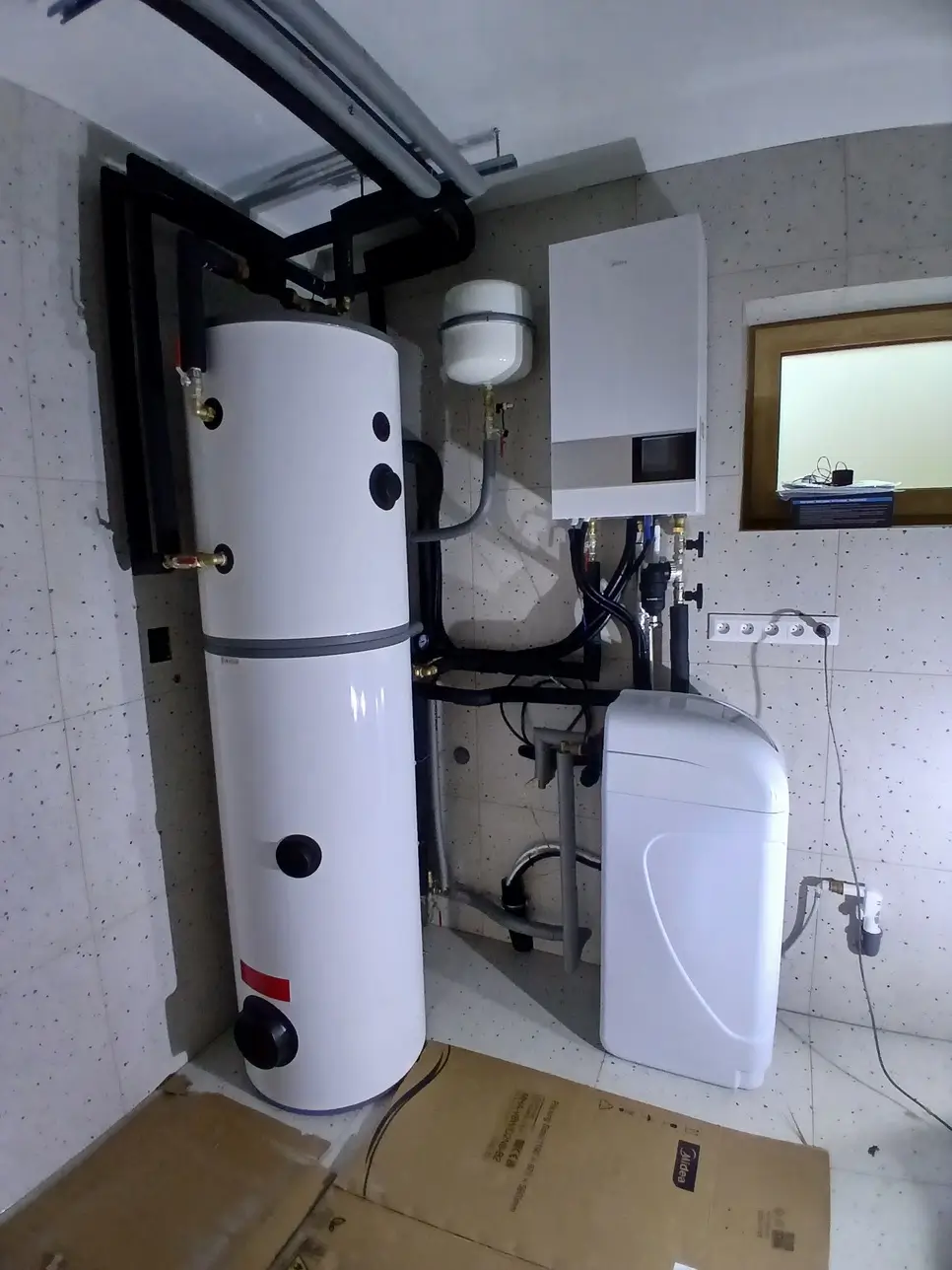 Realizácia Tepelného čerpadla Midea R32 Split, zabezpečené vykurovanie aj stropné chladenie + katexová úpravovňa vody